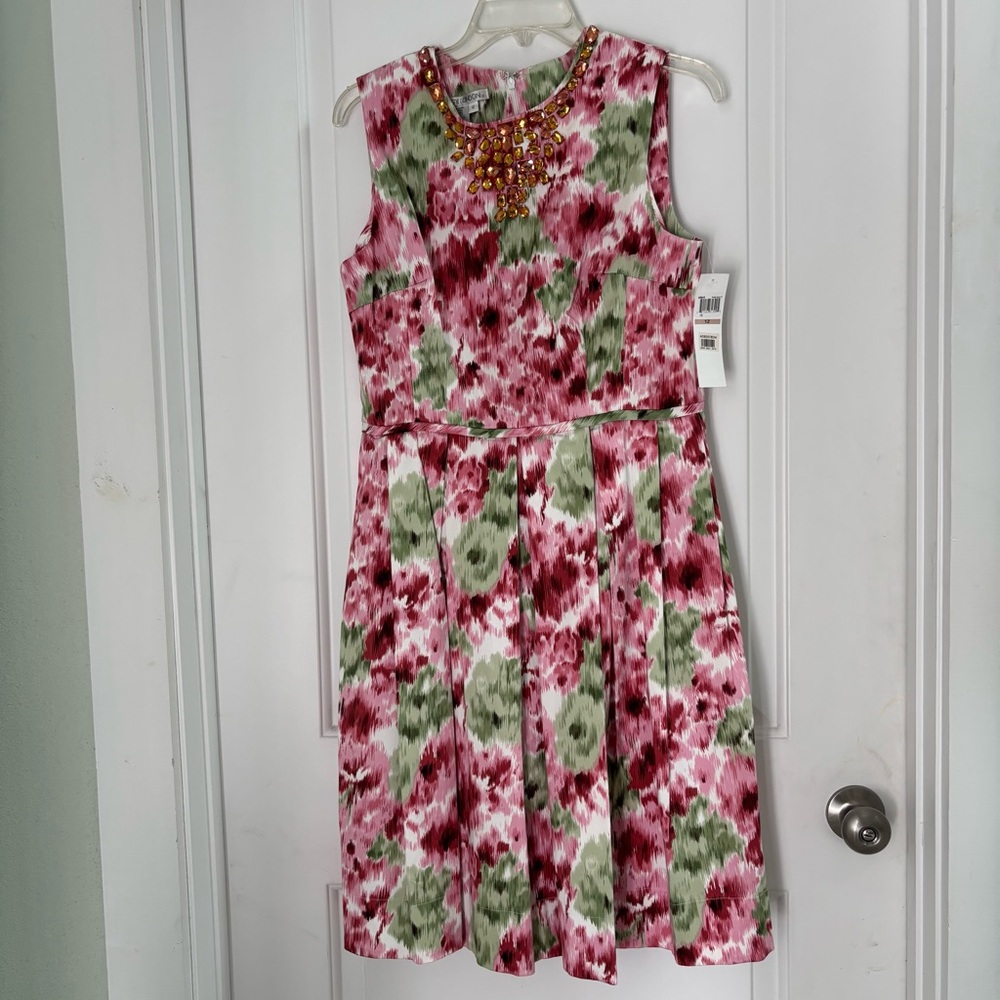 NWT Maggie London Fit And Flare Pleated Floral Sleeveless Dress With Pockets